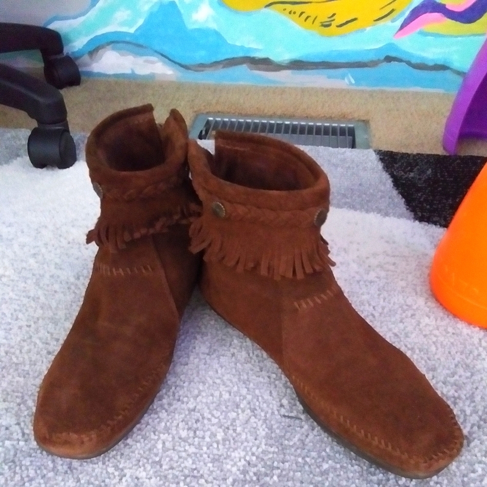Women Minnetonka Moccasins Size 9